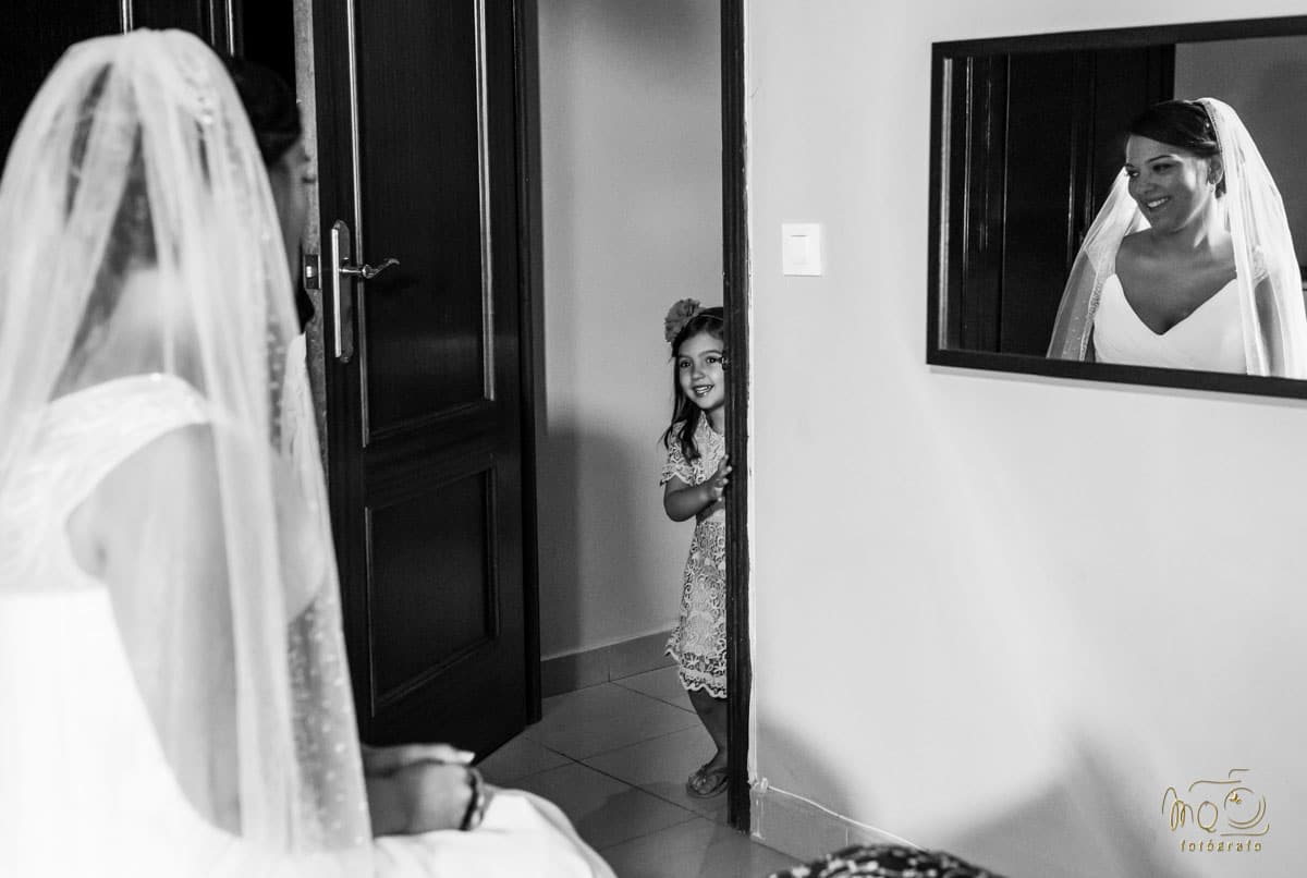 niña escondida mirando a la novia