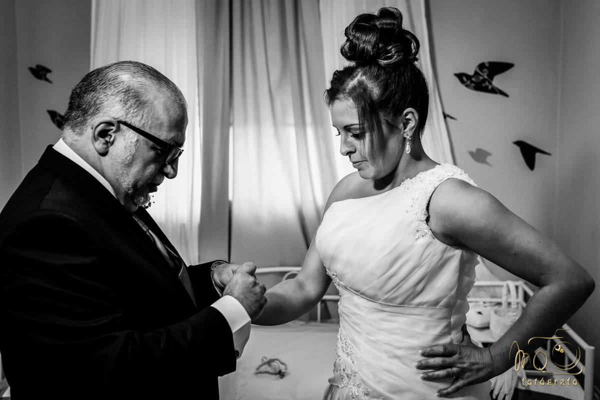 Padre poniéndole la pulsera a la novia