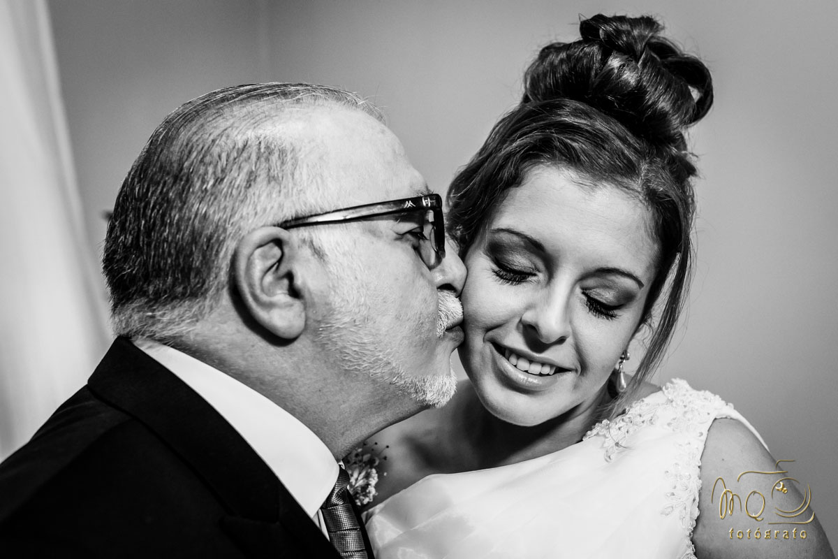 Padre besando a la novia