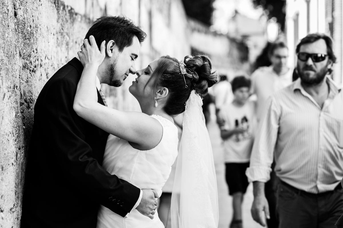novios besándose en la calle del agua del barrio Santa Cruz de Sevilla